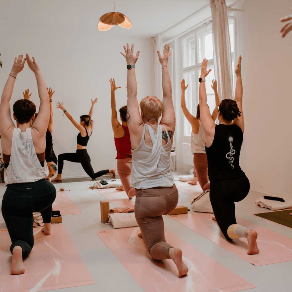 Yogis beim Praktizieren einer Yogaklasse und von Yogakurse im Raumwunderyoga Studio in Leipzig