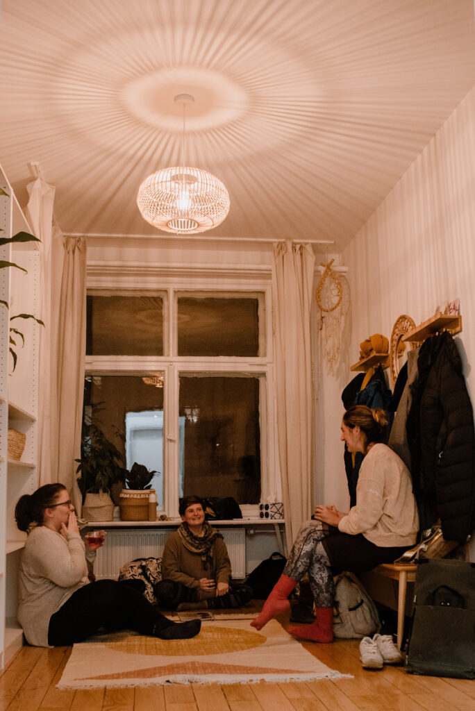 Umkleidekabine im Yogastudio mit Yogaschülerinnen die sich in Gemeinschaft unterhalten - Studio Raumwunderyoga Leipzig