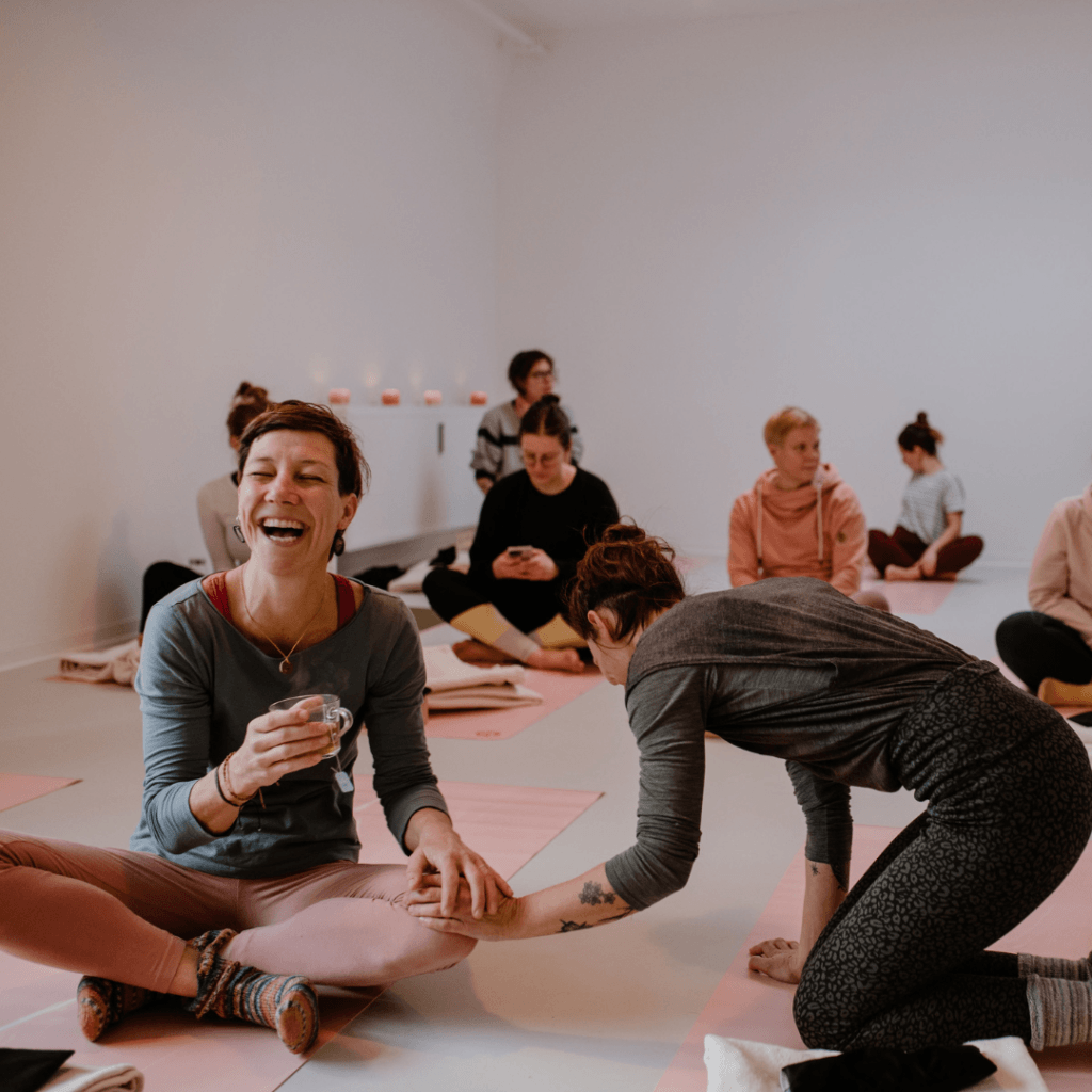 Lachende Frauen im Yogastudio Raumwunderyoga - Workshops und Community